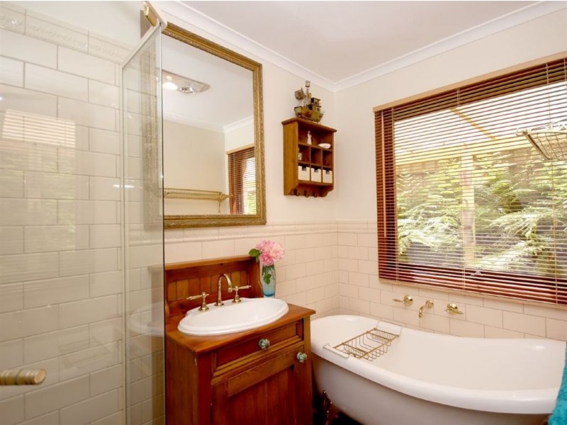 6 Lexcen Grove, Happy Valley SA 5159