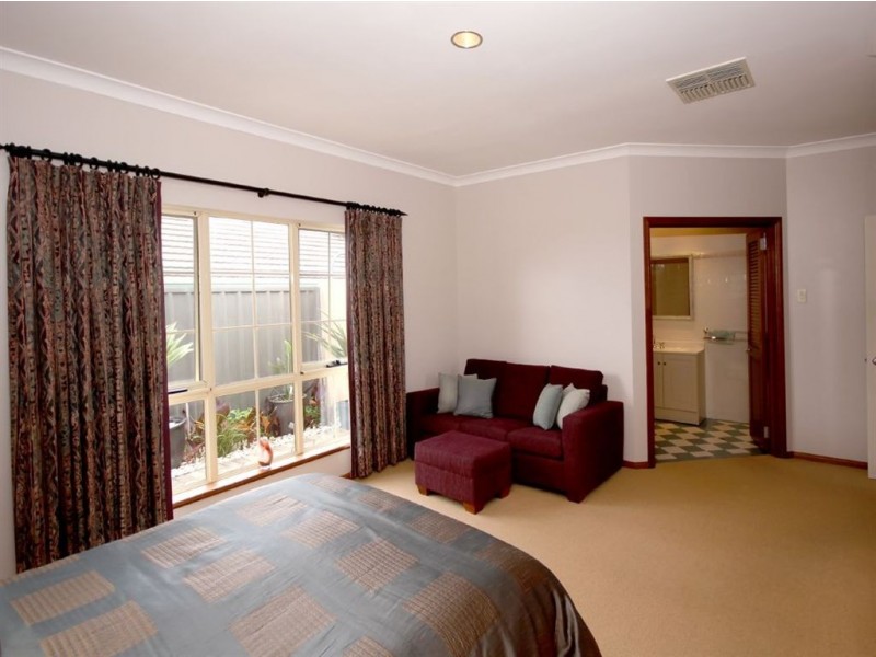 24 Gleneagles Road, Aberfoyle Park SA 5159