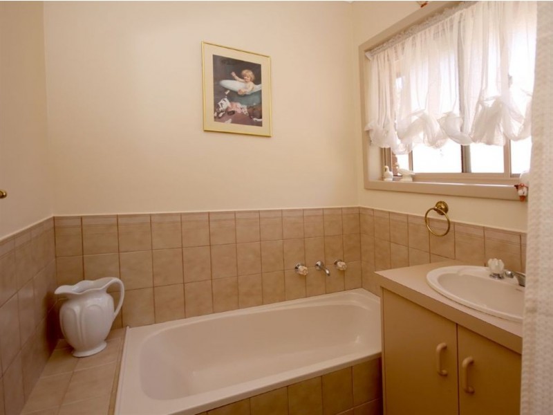 24 Banksia Road, Aberfoyle Park SA 5159