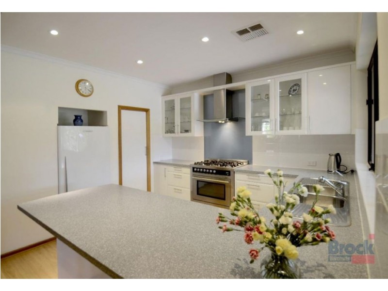 1 Surrey Crt, Flagstaff Hill SA 5159