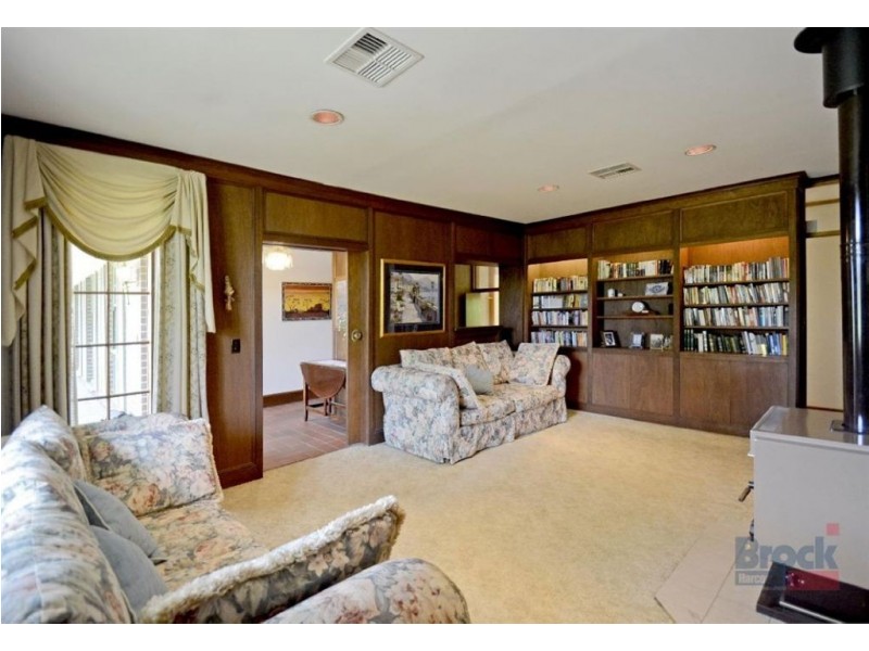 1 Surrey Crt, Flagstaff Hill SA 5159