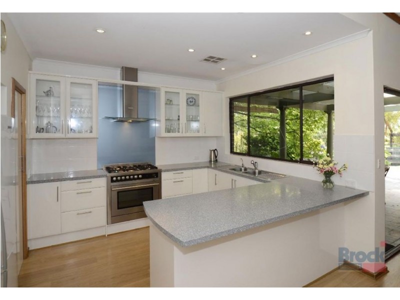 1 Surrey Crt, Flagstaff Hill SA 5159