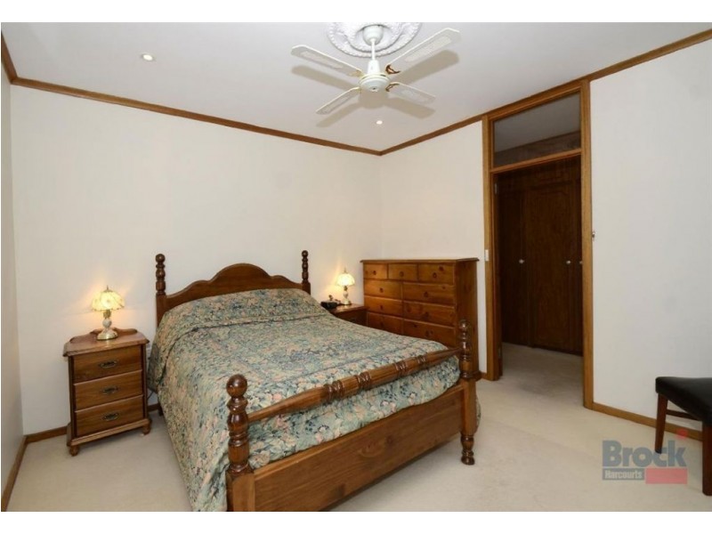 1 Surrey Crt, Flagstaff Hill SA 5159