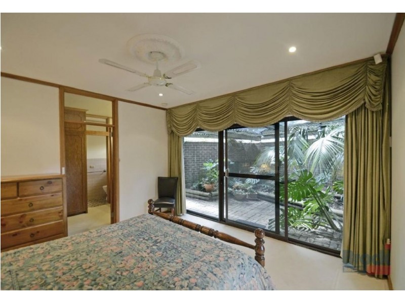 1 Surrey Crt, Flagstaff Hill SA 5159