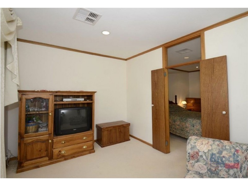 1 Surrey Crt, Flagstaff Hill SA 5159