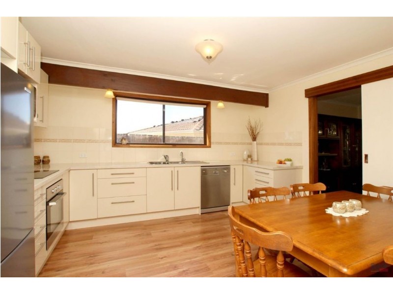 2 Arbell Crescent, Flagstaff Hill SA 5159