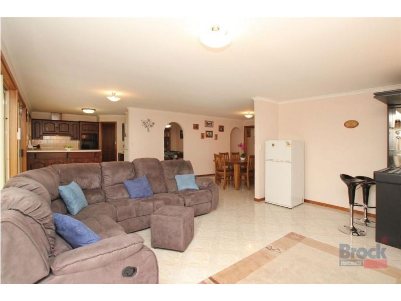 6 Lennon Drive, Woodcroft SA 5162