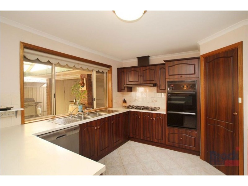 6 Lennon Drive, Woodcroft SA 5162