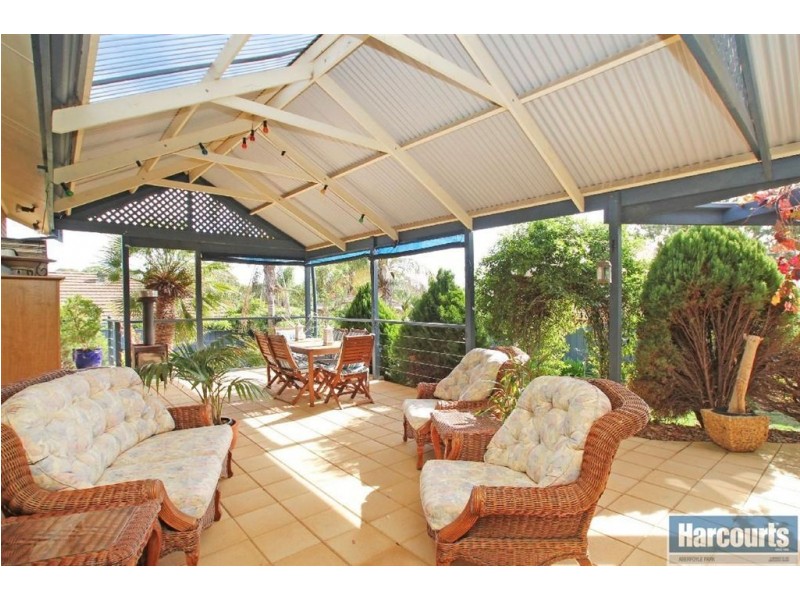 12 Crossdale Drive, Aberfoyle Park SA 5159