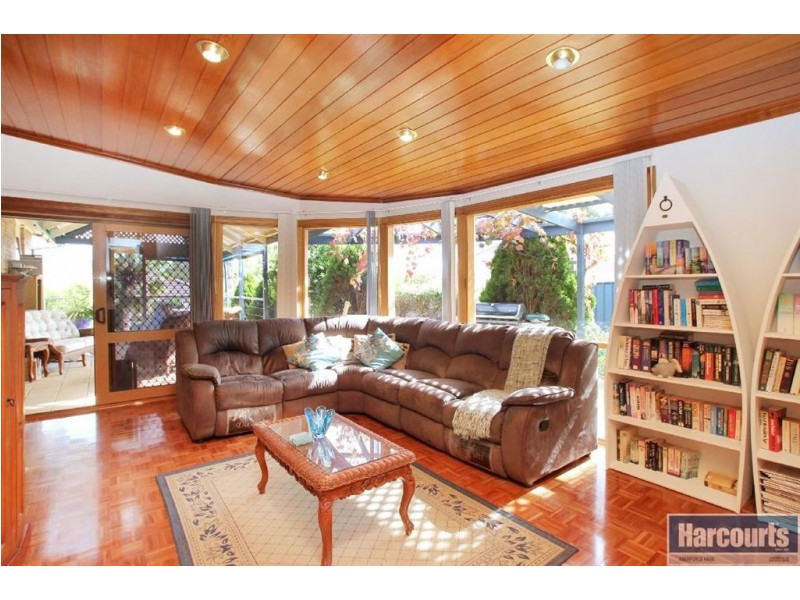 12 Crossdale Drive, Aberfoyle Park SA 5159