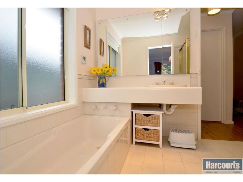 19 Gleneagles Road, Aberfoyle Park SA 5159