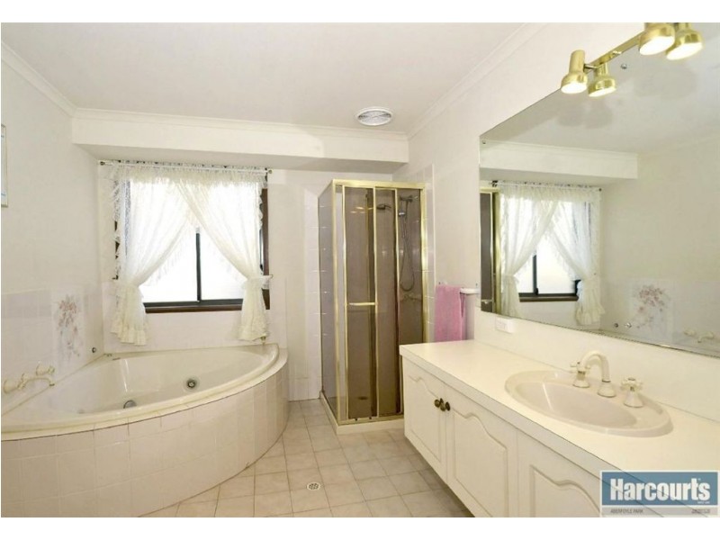 18 Panorama Drive, Aberfoyle Park SA 5159