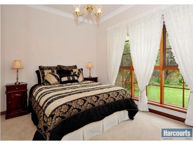 30 Horseshoe Drive, Aberfoyle Park SA 5159