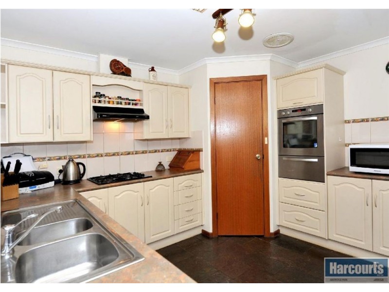 9 Riddoch Crescent, Woodcroft SA 5162