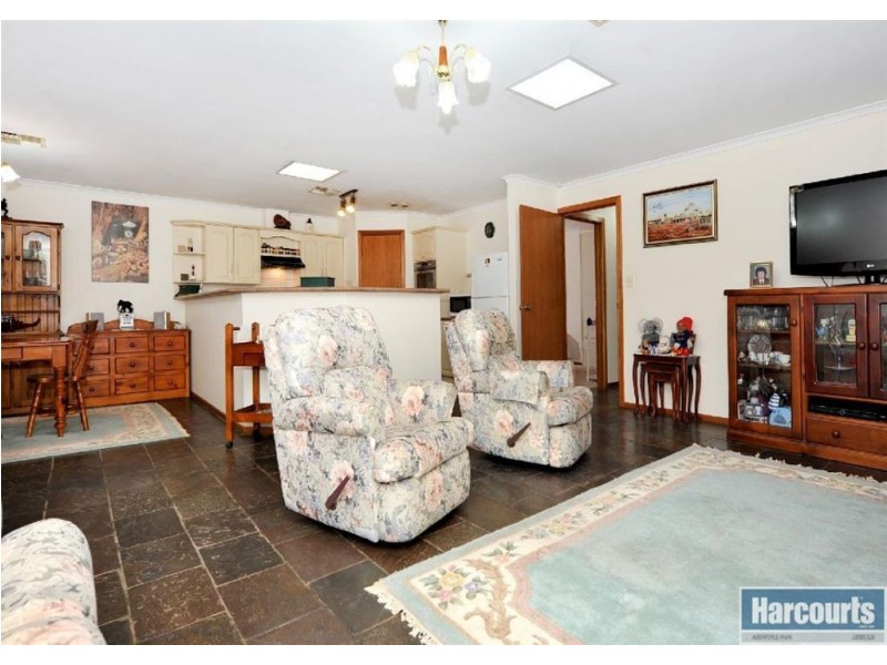 9 Riddoch Crescent, Woodcroft SA 5162