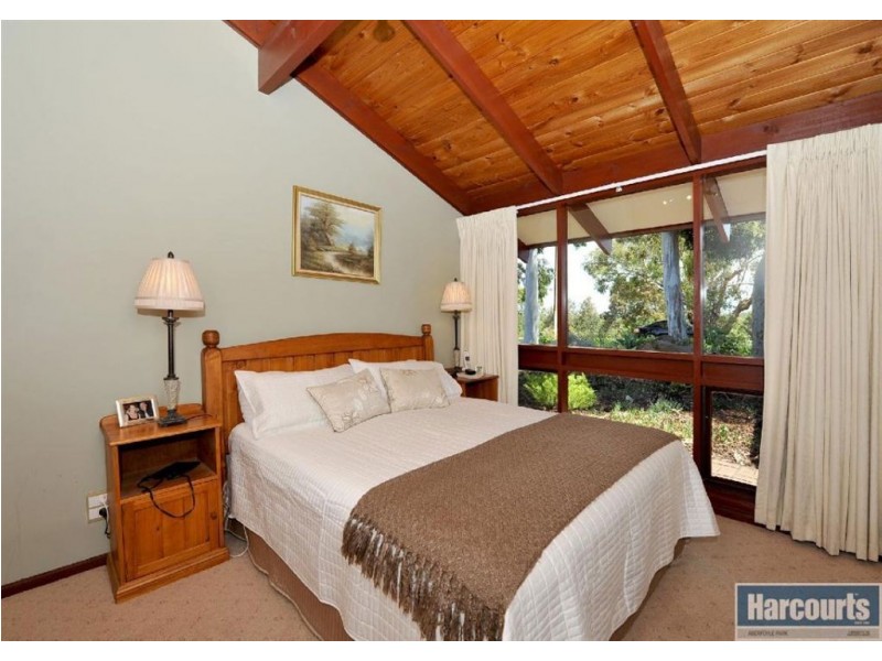 18 Canberra Drive, Aberfoyle Park SA 5159