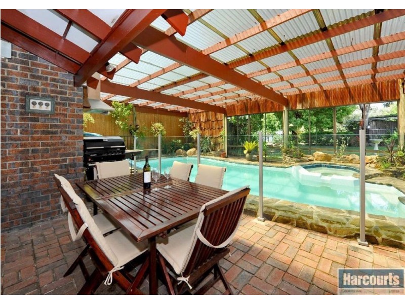 18 Canberra Drive, Aberfoyle Park SA 5159