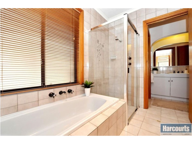 11 Walters Crescent, Aberfoyle Park SA 5159