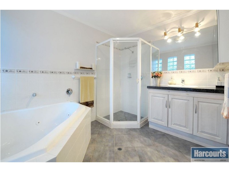 2 Honeyeater Crescent, Flagstaff Hill SA 5159