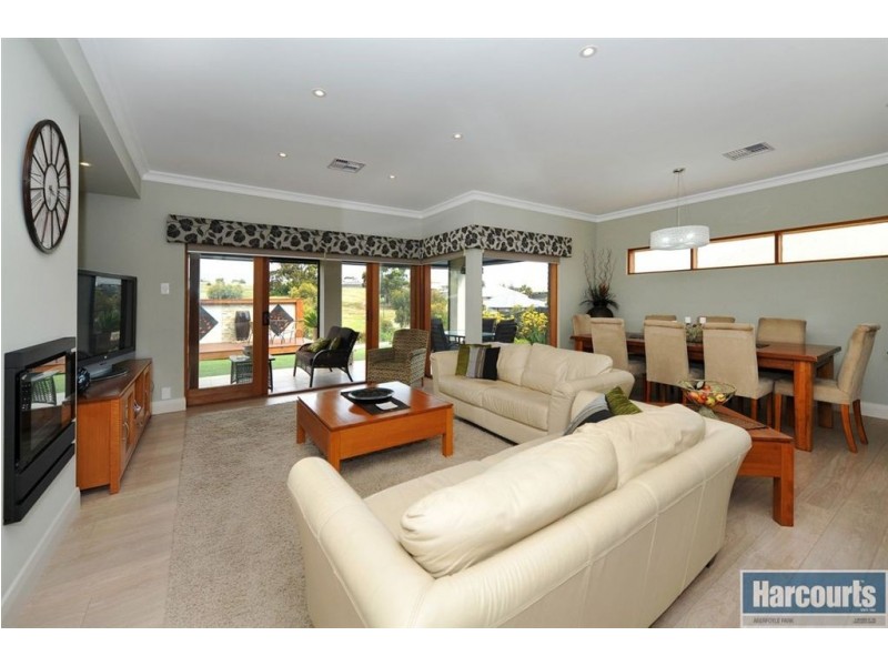 2 Spruce Crt (off Vendale Dr), Flagstaff Hill SA 5159