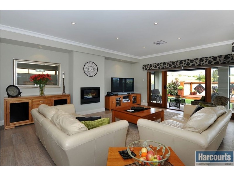 2 Spruce Crt (off Vendale Dr), Flagstaff Hill SA 5159
