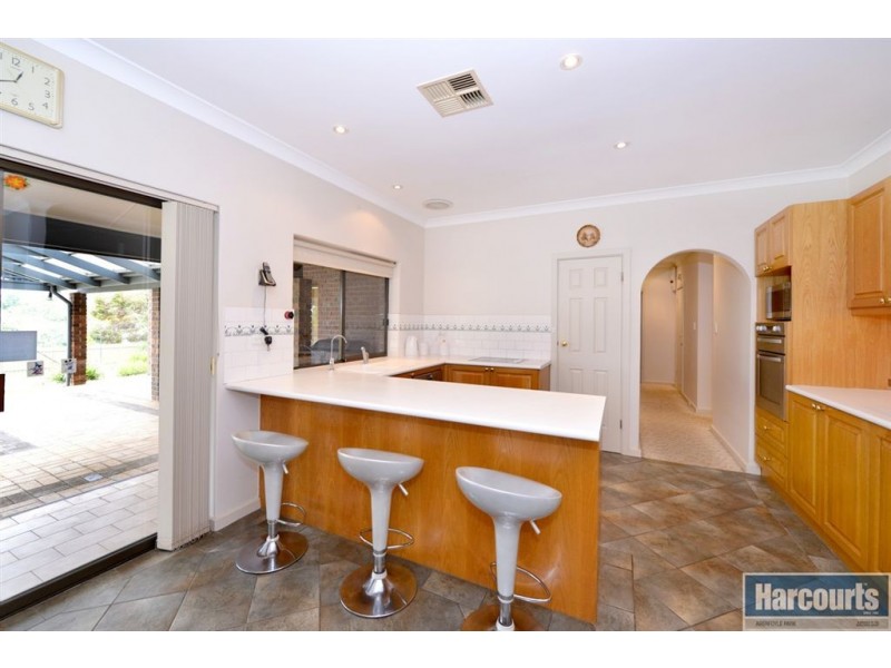 11 Oakridge Road, Aberfoyle Park SA 5159