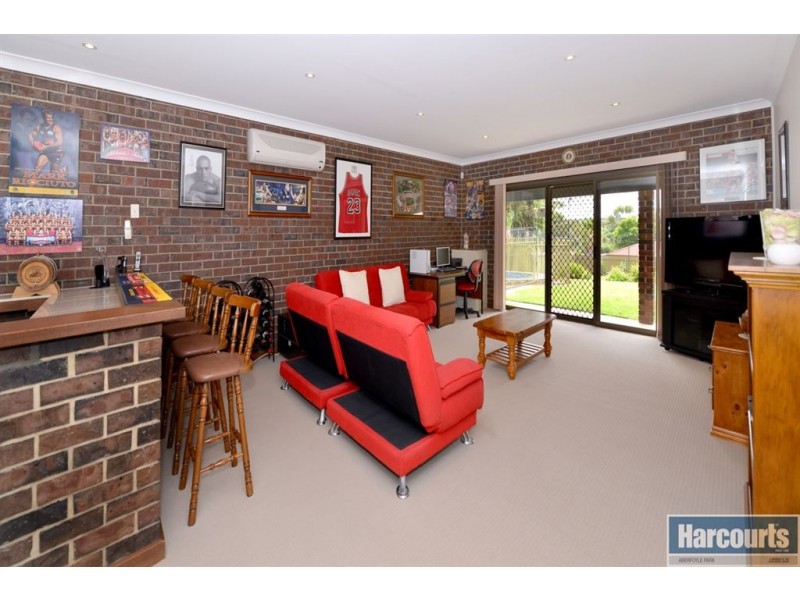 11 Oakridge Road, Aberfoyle Park SA 5159