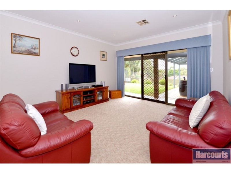 11 Oakridge Road, Aberfoyle Park SA 5159