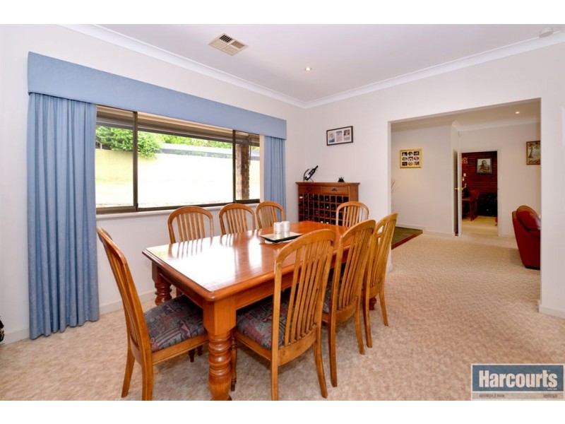 11 Oakridge Road, Aberfoyle Park SA 5159