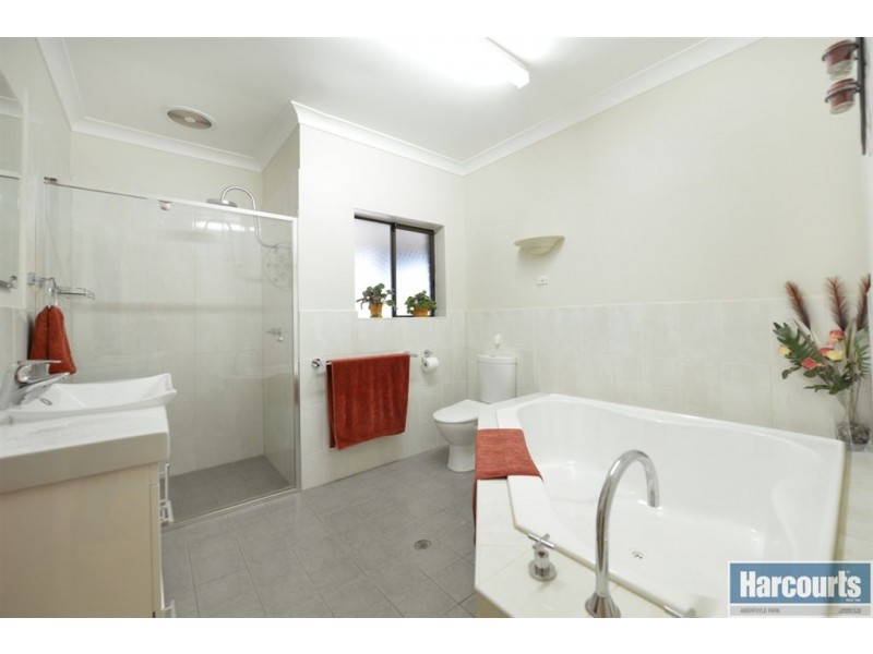 11 Oakridge Road, Aberfoyle Park SA 5159