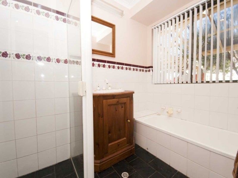 60 Oakridge Road, Aberfoyle Park SA 5159