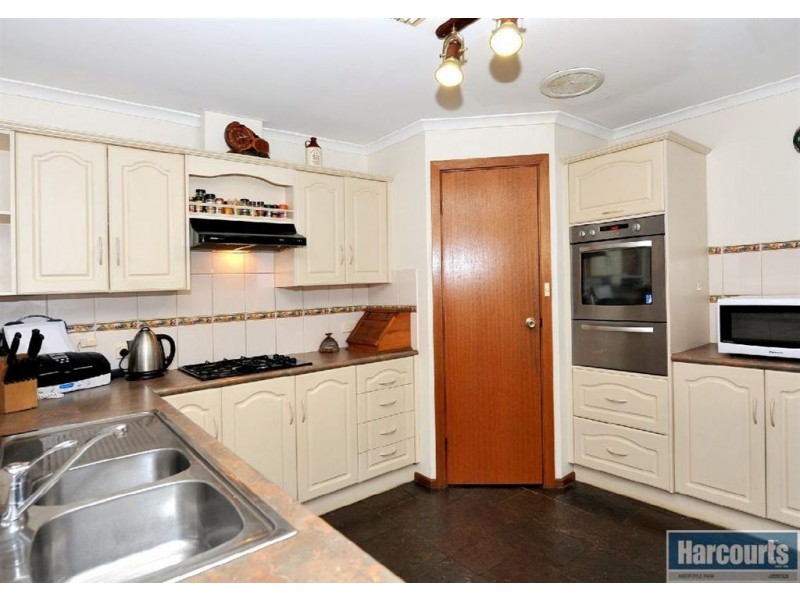 9 Riddoch Cres, Woodcroft SA 5162