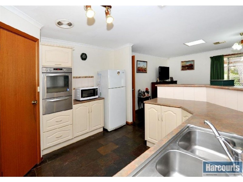 9 Riddoch Cres, Woodcroft SA 5162