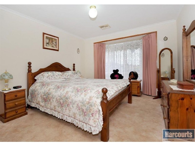 9 Riddoch Cres, Woodcroft SA 5162