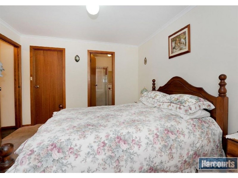 9 Riddoch Cres, Woodcroft SA 5162