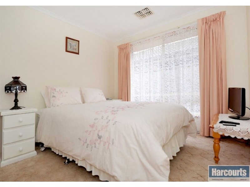 9 Riddoch Cres, Woodcroft SA 5162