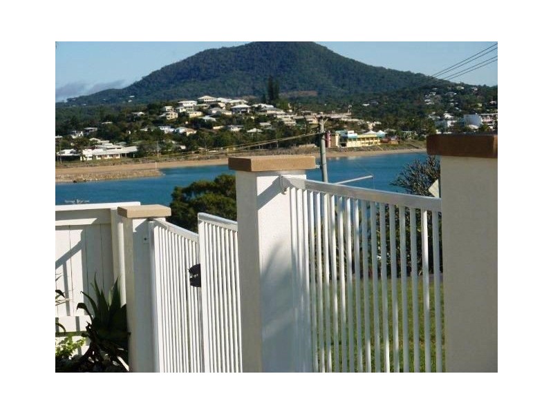 4 Ocean Parade, Cooee Bay QLD 4703