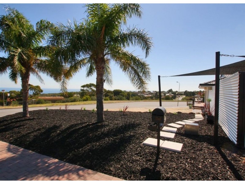 2 Minnipa Drive, Hallett Cove SA 5158