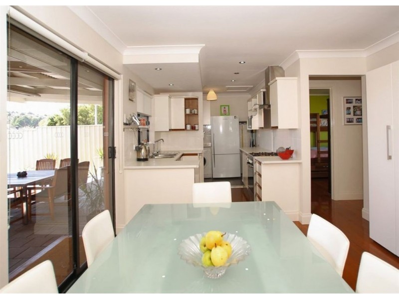 2 Minnipa Drive, Hallett Cove SA 5158
