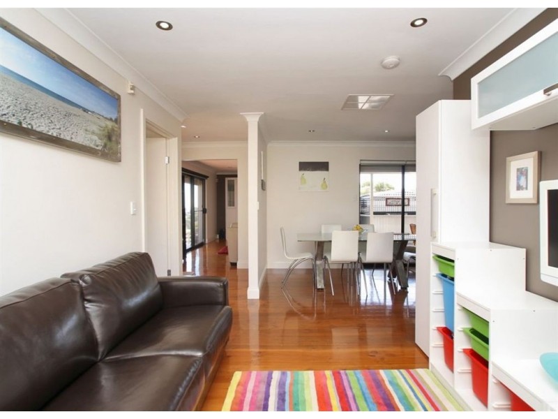 2 Minnipa Drive, Hallett Cove SA 5158