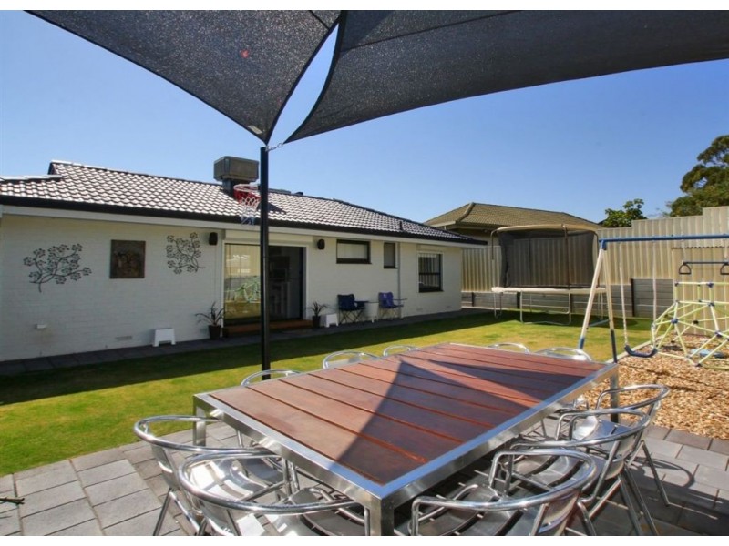 2 Minnipa Drive, Hallett Cove SA 5158
