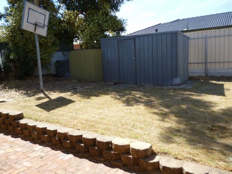 33 Flinders Crescent, Hackham SA 5163