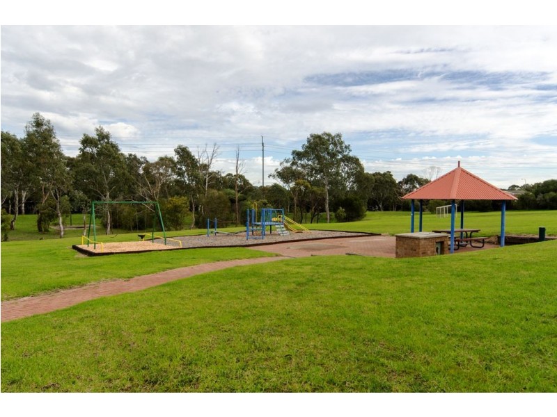 9 Banks Road, Woodcroft SA 5162
