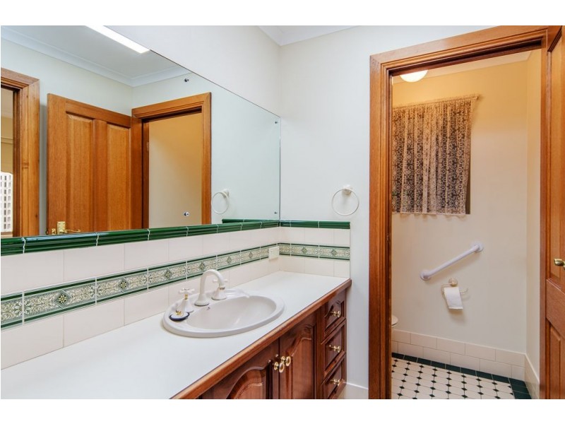 12 Poralka Crescent, Hallett Cove SA 5158