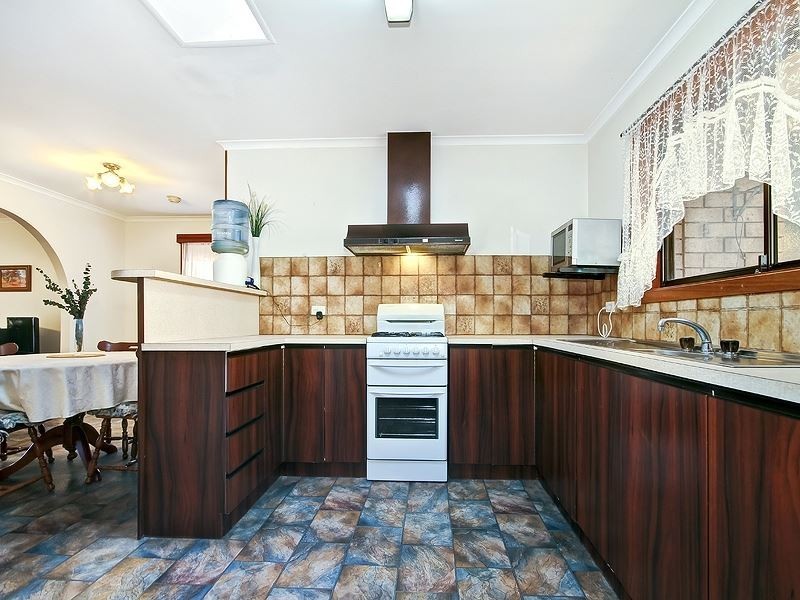 16 Glenhelen Road, Morphett Vale SA 5162