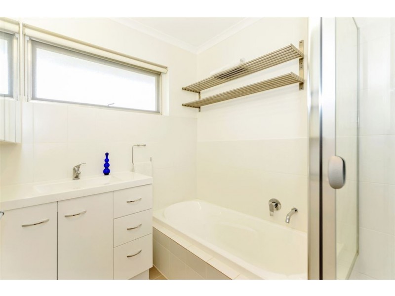 2 Minnipa Drive, Hallett Cove SA 5158