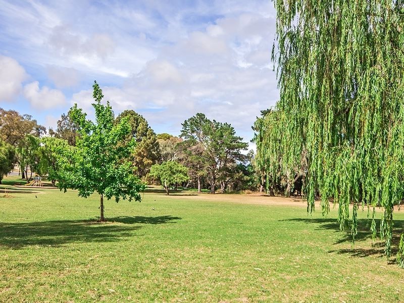 96 Brentwood Drive, Huntfield Heights SA 5163