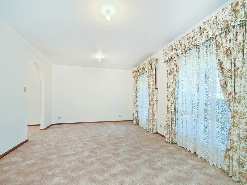 4 Banks Road, Woodcroft SA 5162