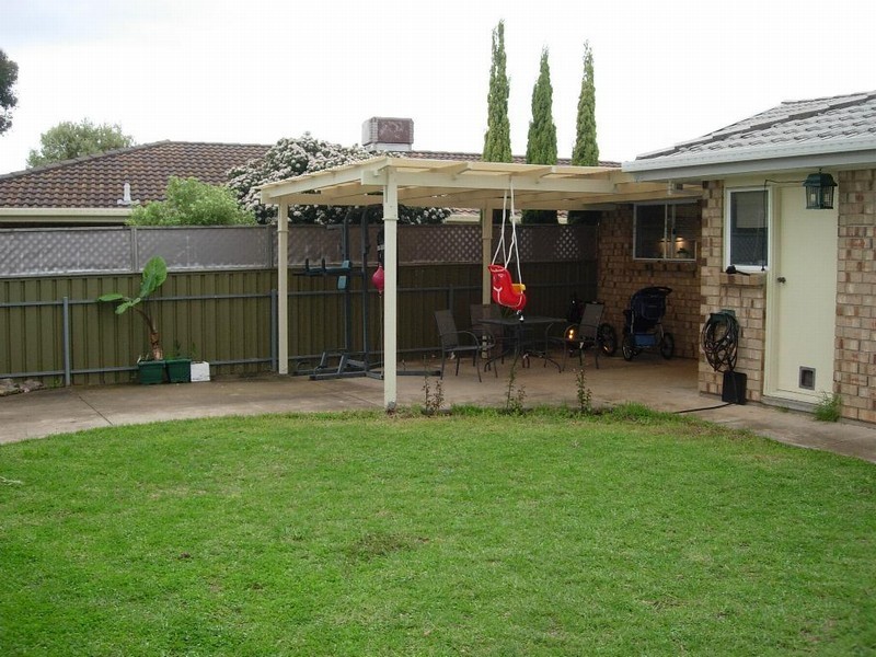 18 Coonawarra Close, Woodcroft SA 5162