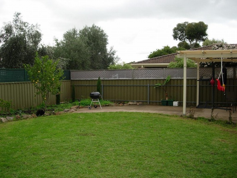 18 Coonawarra Close, Woodcroft SA 5162